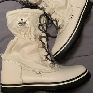 Chalk white Sage Coach winter boots